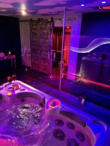 suite romantique Paillettes Loveroom Chambre avec jacuzzi privatif Nord la terrasse des spas restaurant hazebrouck