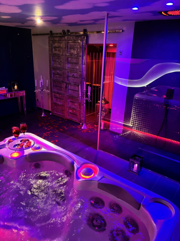 suite romantique Paillettes Loveroom Chambre avec jacuzzi privatif Nord la terrasse des spas restaurant hazebrouck